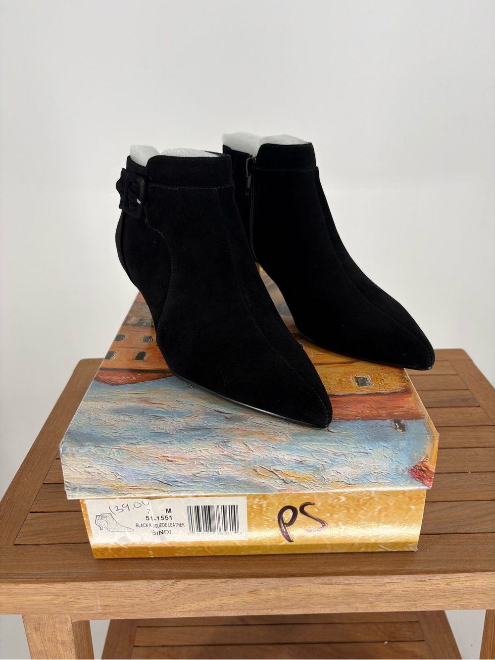 New women’s Bella Vita Black Suede Pointed Toe Ankle Boots size 7 M